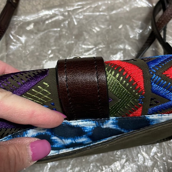 NWT Cynthia Vincent Super cute embroidery detailing on this Crossbody bag - Picture 8 of 9